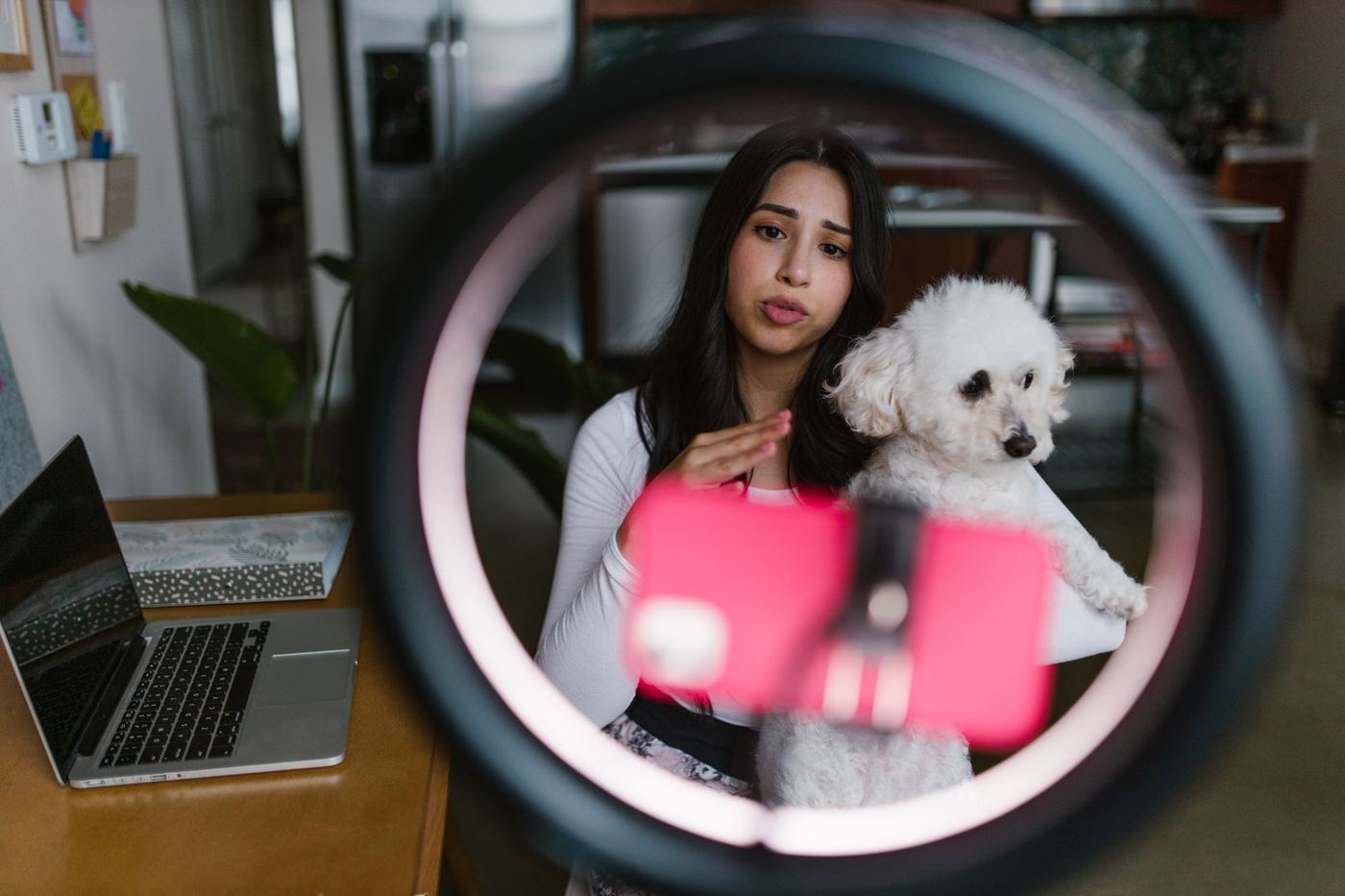 Creadora de contenido grabando con su perro