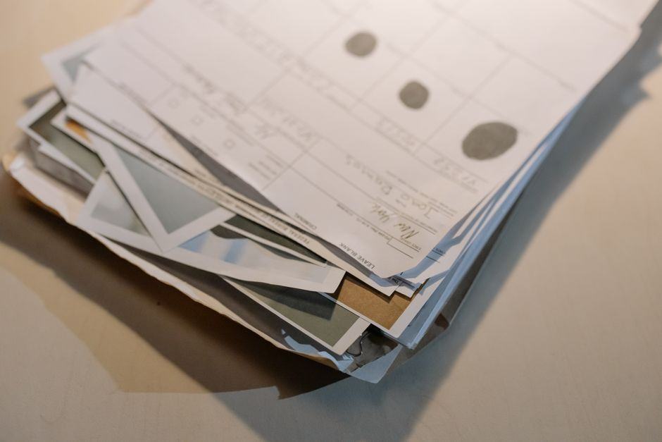 Papeles y agendas en desorden sobre el escritorio