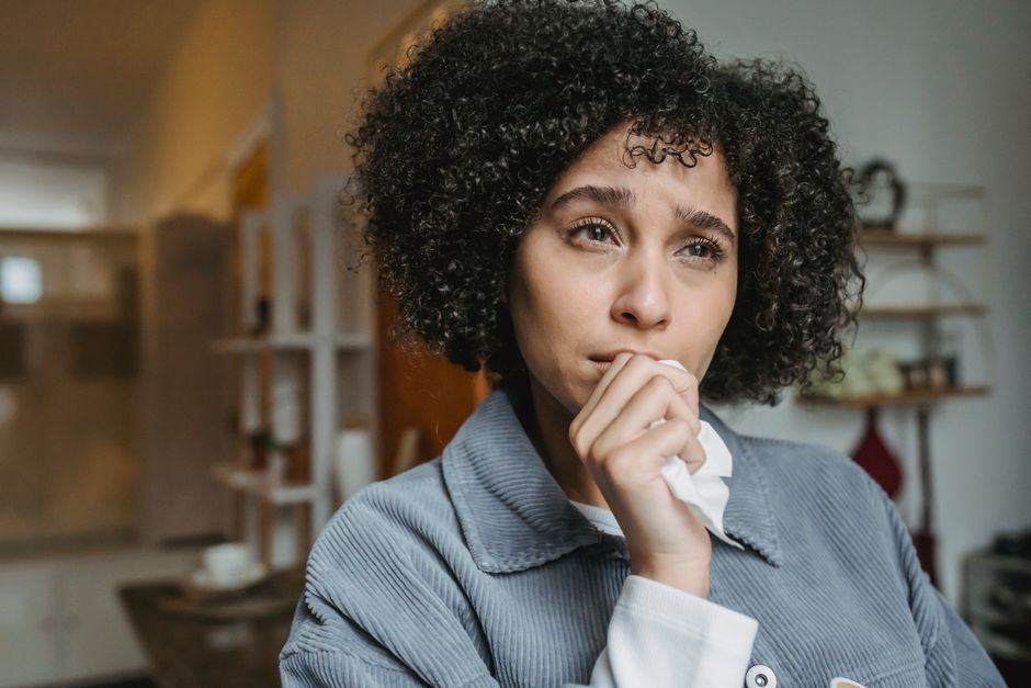 Mujer preocupada intentando recordar